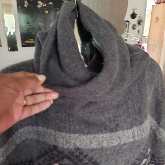 Steve Madden OSFM Long Neck Poncho-Type Sweater Cover-up - Picture 5 of 15